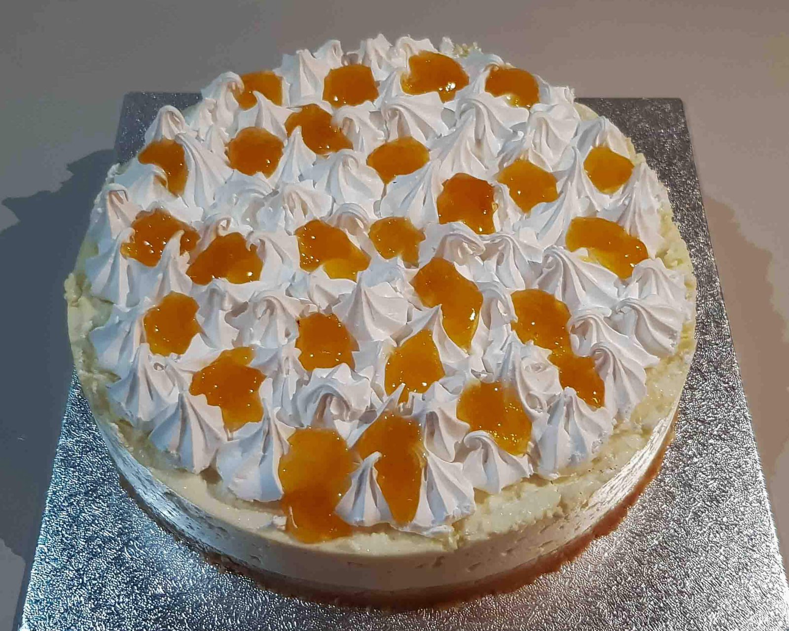 Baked meringue cheesecake with apricot jam